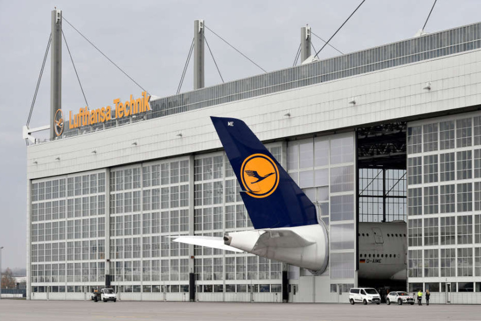 Die Heckflosse des Airbus 380 war zu groß für die Wartungshalle am Flughafen München.