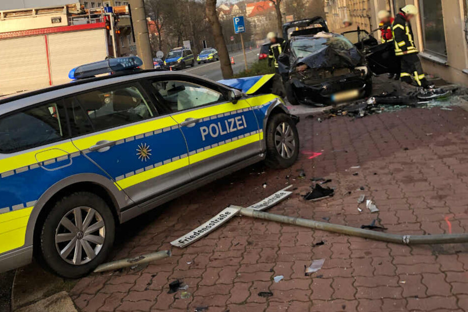 Der Streifenwagen krachte frontal mit dem Ford zusammen.