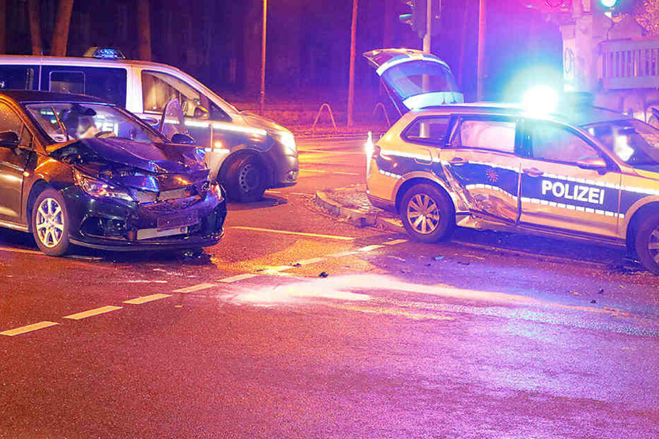 Kreuzungscrash in Chemnitz: Opel kracht in Streifenwagen