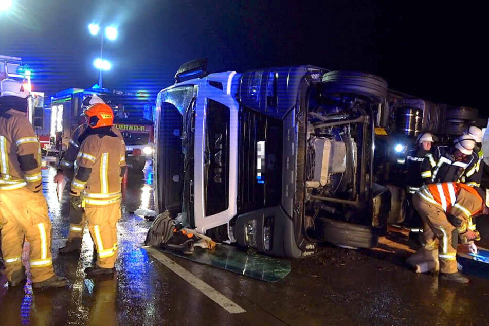 Die beiden Insassen des Lastwagens wurden verletzt.
