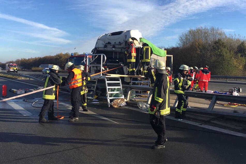 verkehrschaos schwerer lkw unfall auf der a2 bei bielefeld tag24