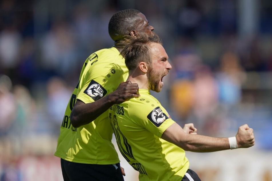 Traumtorschütze Fabio Viteritti (r.) feiert mit Jose-Junior Matuwila (l.) den Treffer zum 3:0 aus Cottbuser Sicht.