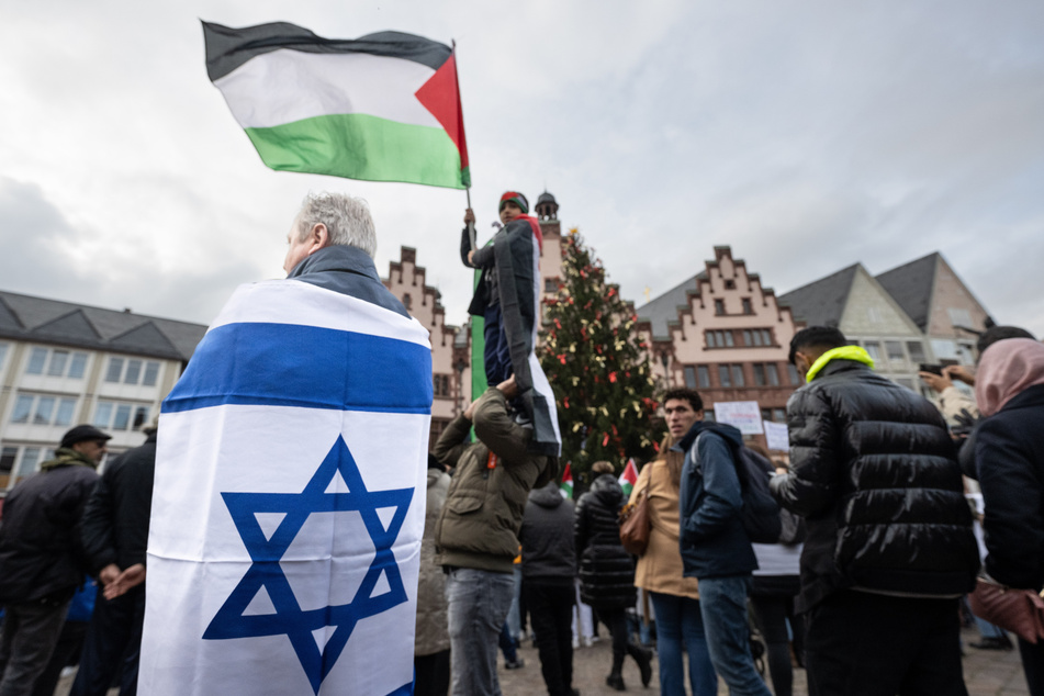 Am Frankfurter Römerberg wurden rund 750 Teilnehmer der Pro-Palästina-Demo gezählt.
