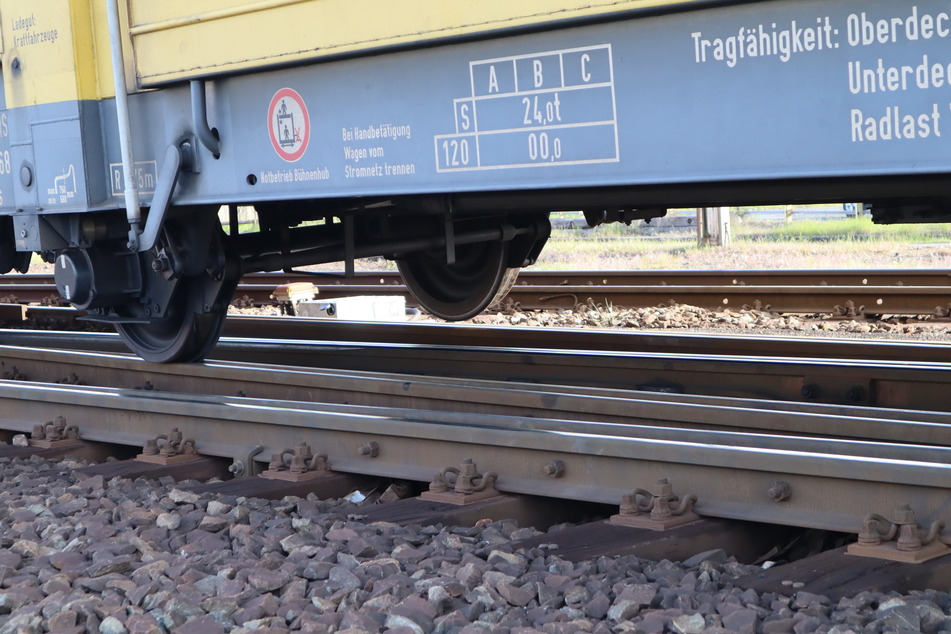Man sieht deutlich, dass die Waggons keinen Kontakt mehr zur Schiene haben.