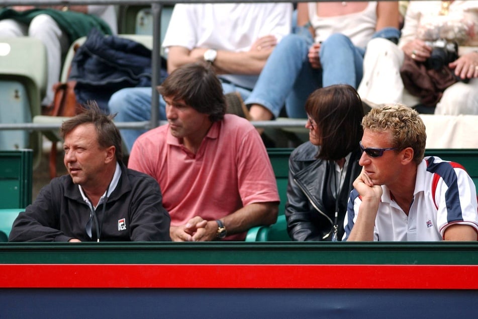 Dirk Hordorff (66, l.) im Jahr 2003 in Hamburg in der Box von Rainer Schüttler mit den Eltern von Tommy Haas (44) und dem damaligen Davis-Cup-Chef Patrick Kühnen (57, r.).
