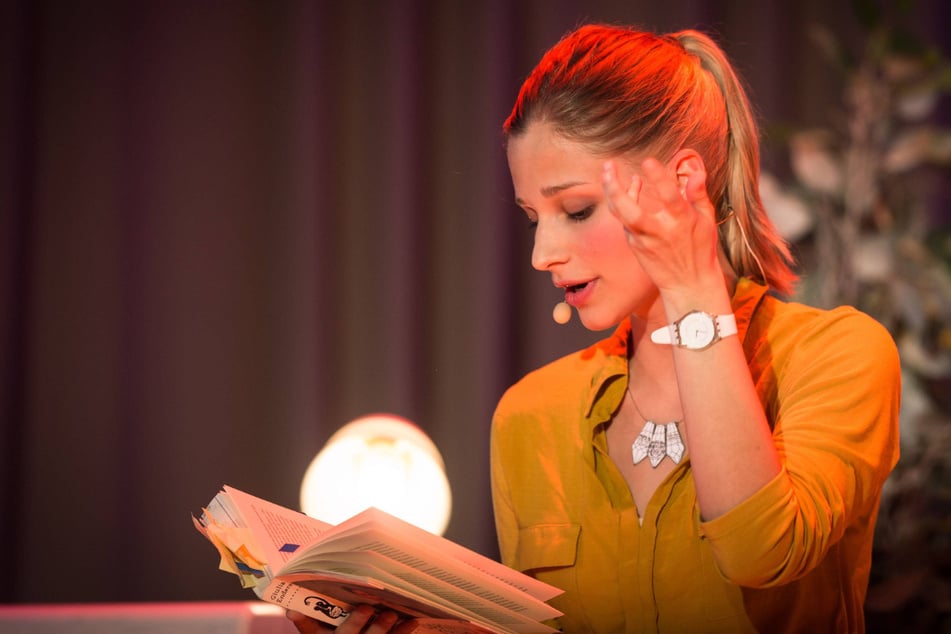 Ärztin und Autorin Giulia Enders (35) stellt in der "NDR Talk Show" ihr zweites Buch "Organisch" vor.