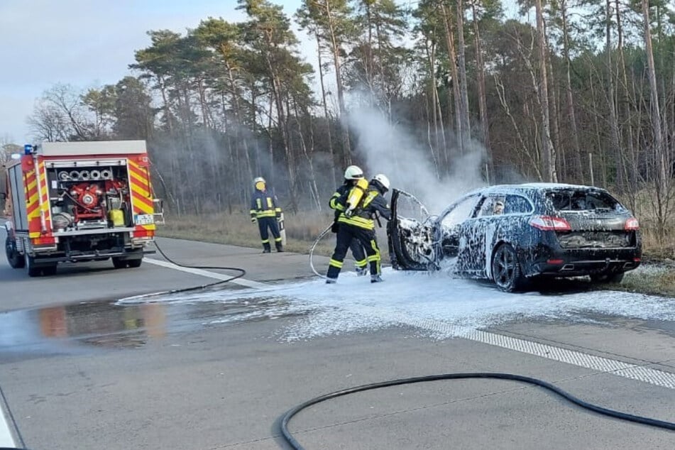 Der Peugeot einer Frau brannte nach einem Defekt auf der A2 bei Theeßen vollständig aus.