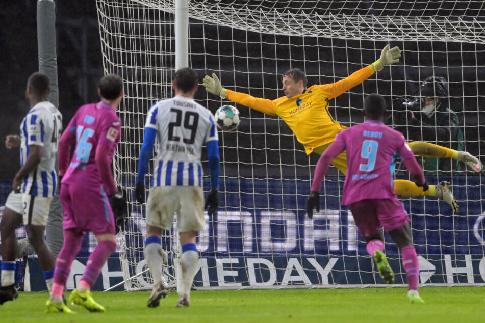 Hertha-Keeper Alexander Schwolow (28) kann den Einschlag zum 0:3 nicht mehr verhindern.