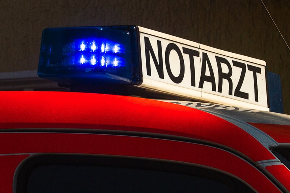 Heftiger Unfall: Auto von Transporter auf Mittelinsel geschleudert, als Kind dort steht