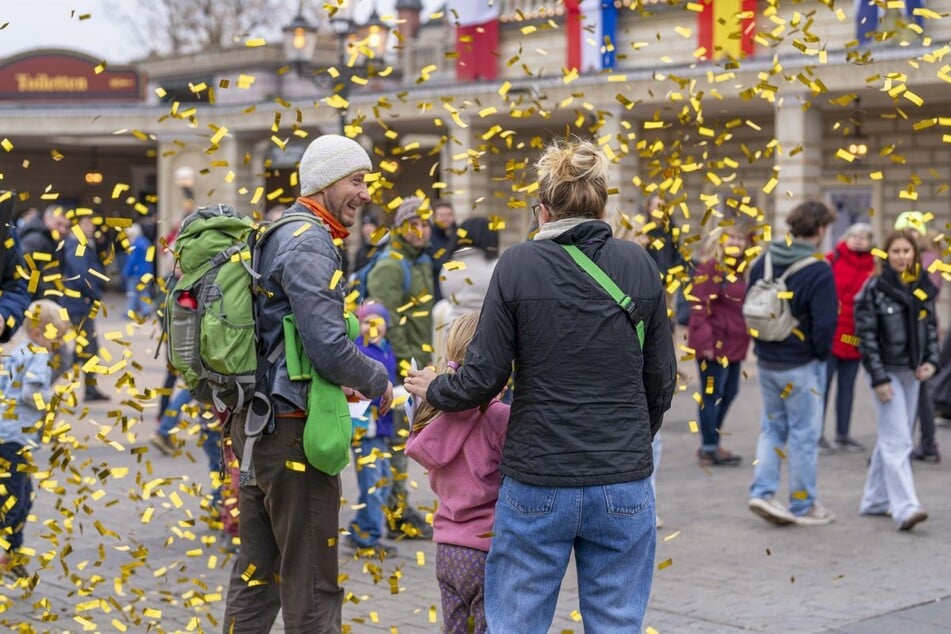 Eine Schweizer Familie knackt eine besondere Marke - und bekommt Geschenke.