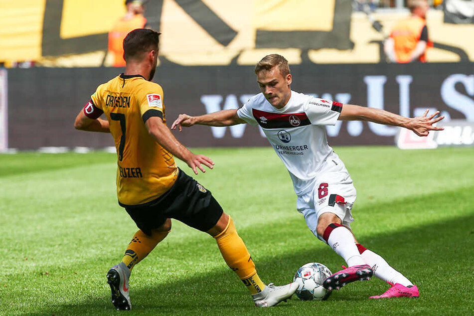 Dynamo-Kapitän Niklas Kreuzer (l.) im ersten Spiel gegen Nürnberg gegen Tim Handwerker. Trotz der Niederlage kann Dynamo auf der gezeigten Leistung aufbauen.