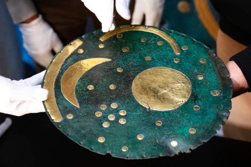 Die mehr als 3600 Jahre alte "Himmelsscheibe von Nebra" kann im Landesmuseum Halle bestaunt werden.