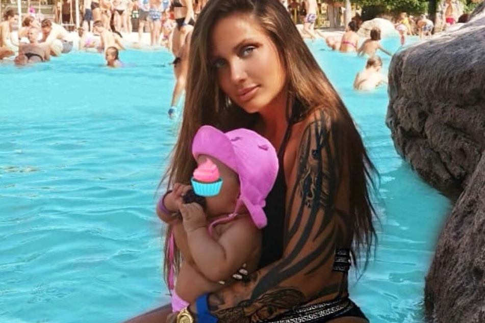 Das Bild zeigt Rotlicht-Rapperin Schwesta Ewa und ihre kleine Tochter Aaliyah Jeyla.