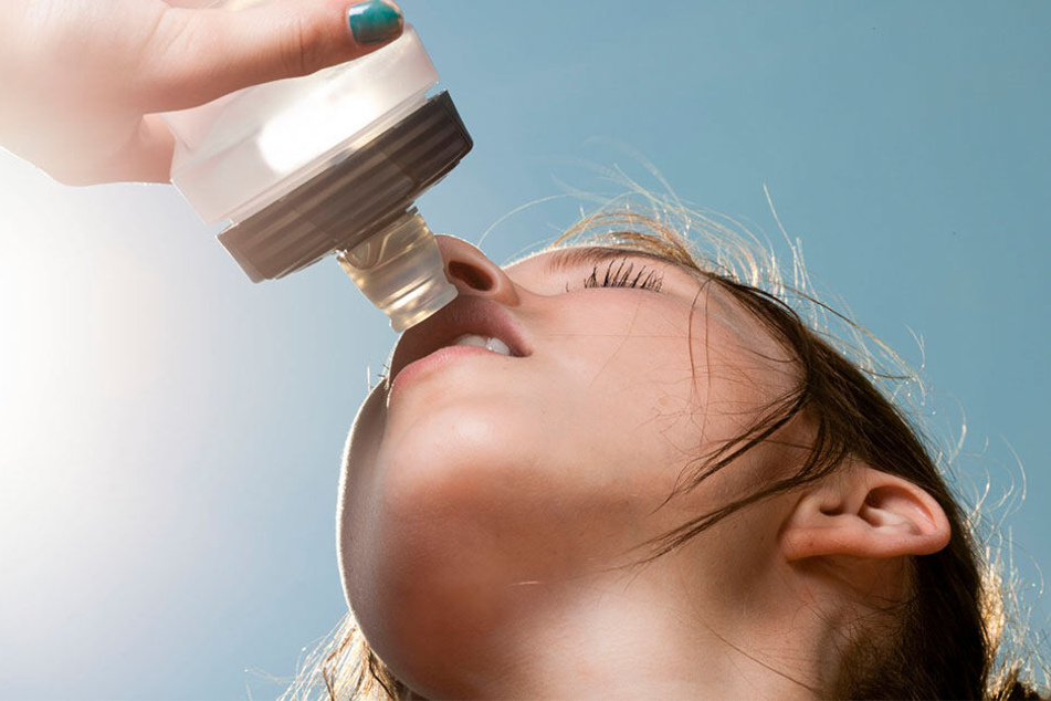 Immer schön trinken! Vor allem im Sommer sollen die Leipziger an vielen Stellen in der Stadt kostenlosen Zugang zu Trinkwasser haben. (Symbolbild)