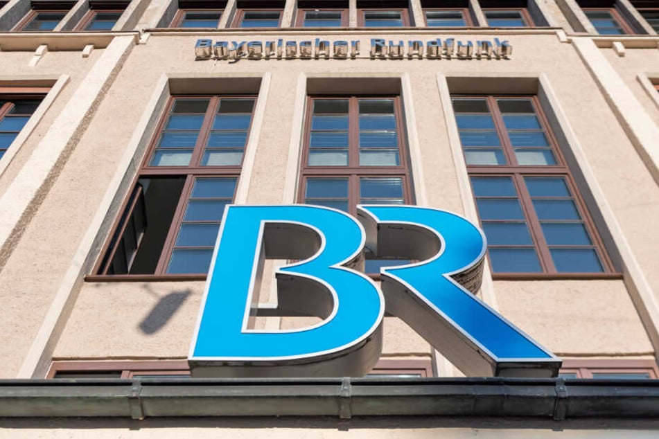 Erstmals ist es im Tarifkonflikt beim Bayerischen Rundfunk (BR) zu Sendeausfällen durch einen befristeten Warnstreik gekommen.