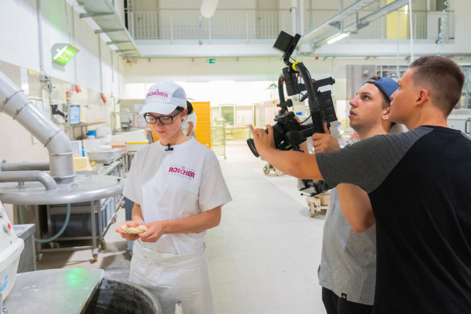 Saskia Braun absolviert eine Ausbildung zur Bäckerin. Patrick Schmidl (rechts) und Jonathan Hefner begleiten sie einen Tag lang.