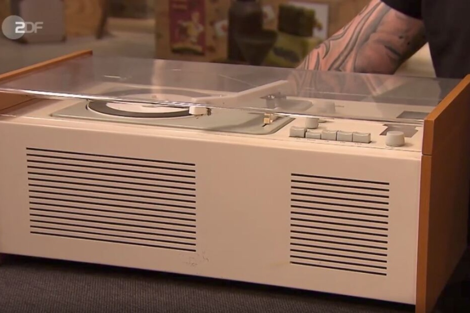 Bei dem "Schneewittchensarg" handelt es sich um eine Radio-Phono-Kombination aus dem Jahr 1962.