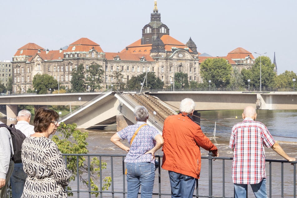 Touristen staunen über die eingestürzte Carolabrücke und warten darauf, wieder über die Elbe schippern zu können. Auch die Stadt Dresden wartet - auf die Ergebnisse, was die Brücke hat einsacken lassen.