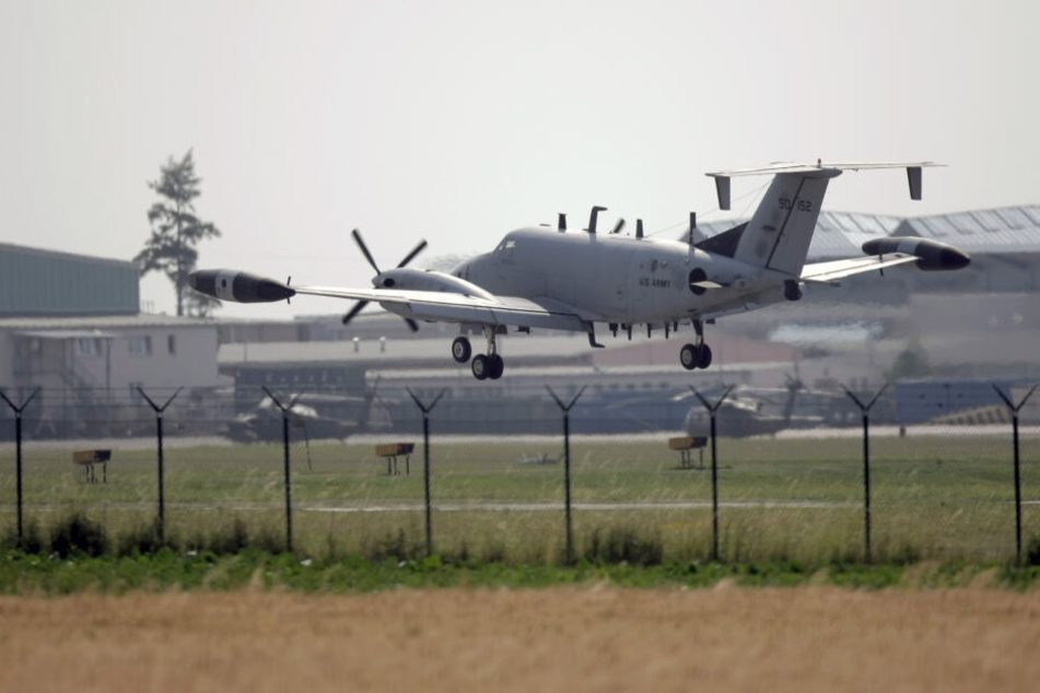 Auf dem Militärflugplatz in Erbenheim landet ein kleiner Flieger. (Symbolfoto)