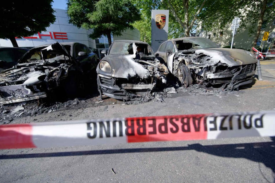 Die Polizei ermittelt nach dem Brand von vier Fahrzeugen der Marke Porsche in Köln.