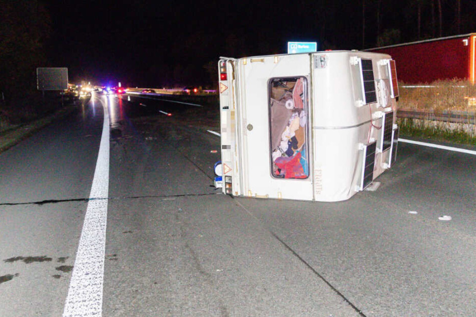 Nach der Kollision mit der Mittelleitplanke kippte der Wohnwagen auf die Seite.