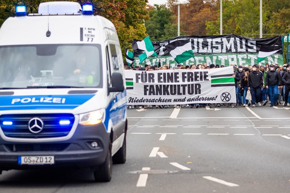 Begleitet wird die Demonstration von einem massiven Polizeiaufgebot.