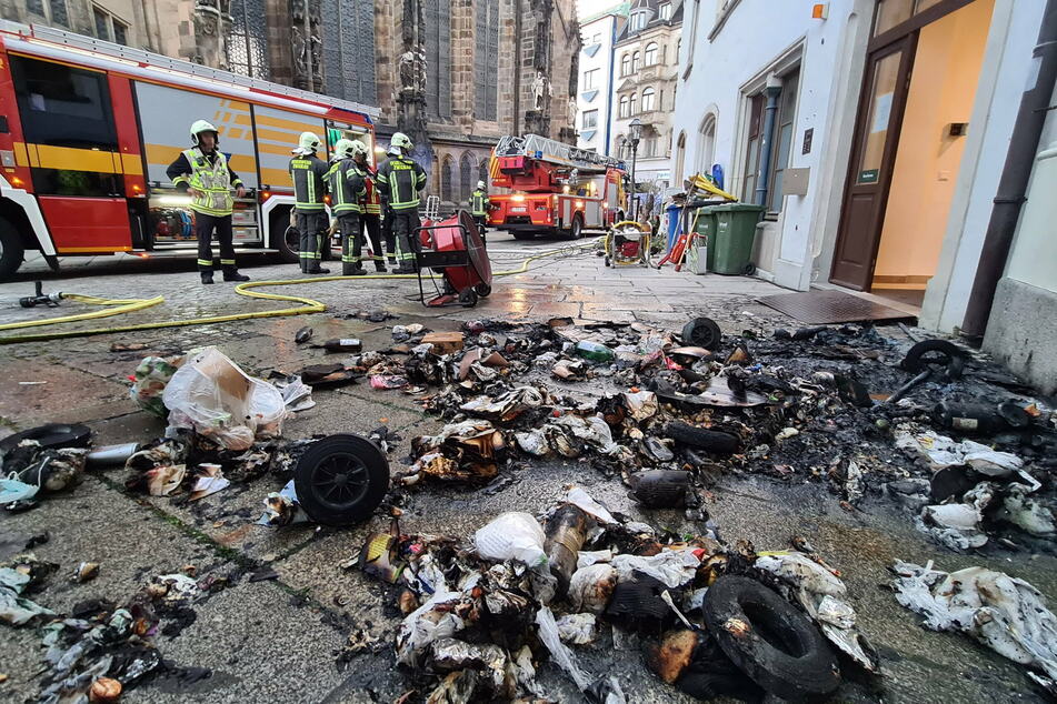 Auf dem Zwickauer Hauptmarkt fackelten am Dienstagmorgen mehrere Mülltonnen ab. Ein benachbartes Hotel musste evakuiert werden.