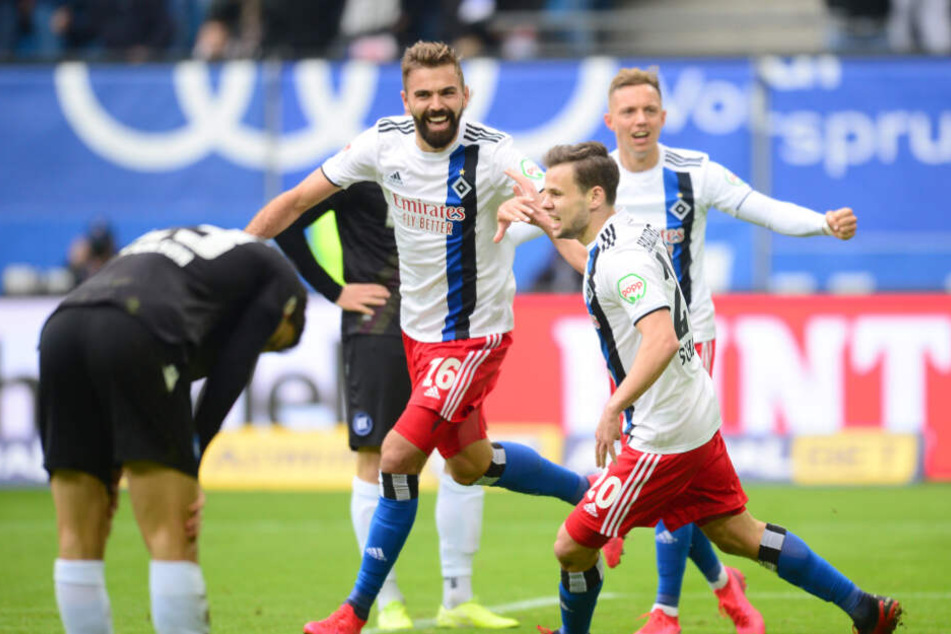 Lukas Hinterseer jubelt über seinen ersten Treffer.