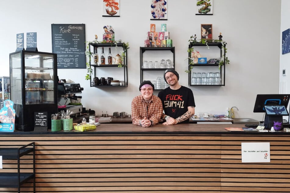 Carli (30, l.) und Steven (33) wollen in Zukunft auch selbst gebackenes Brot mit Aufstrich anbieten. Am Wochenende lassen sie sich Kuchen in den Laden liefern.