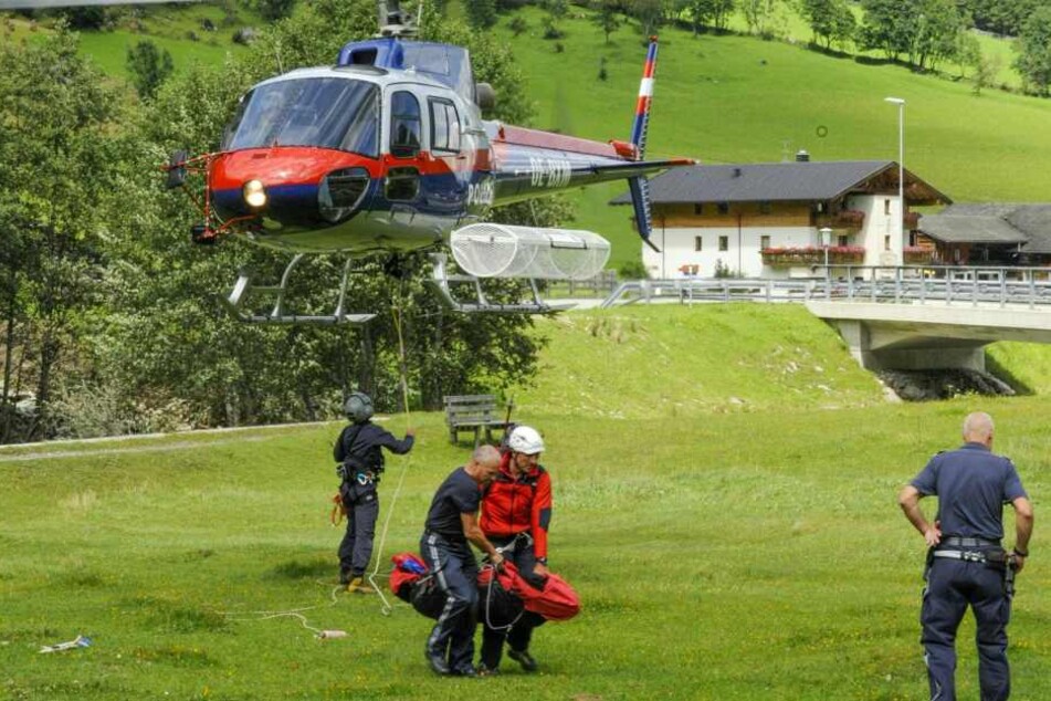 Mit einem Polizeihubschrauber wurde der Leichnam des Mannes geborgen. (Symbolbild).
