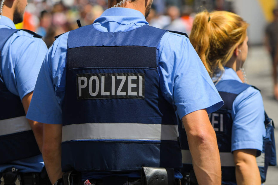 Polizisten überwachen einen Veranstaltung in Worms, Rheinland-Pfalz.