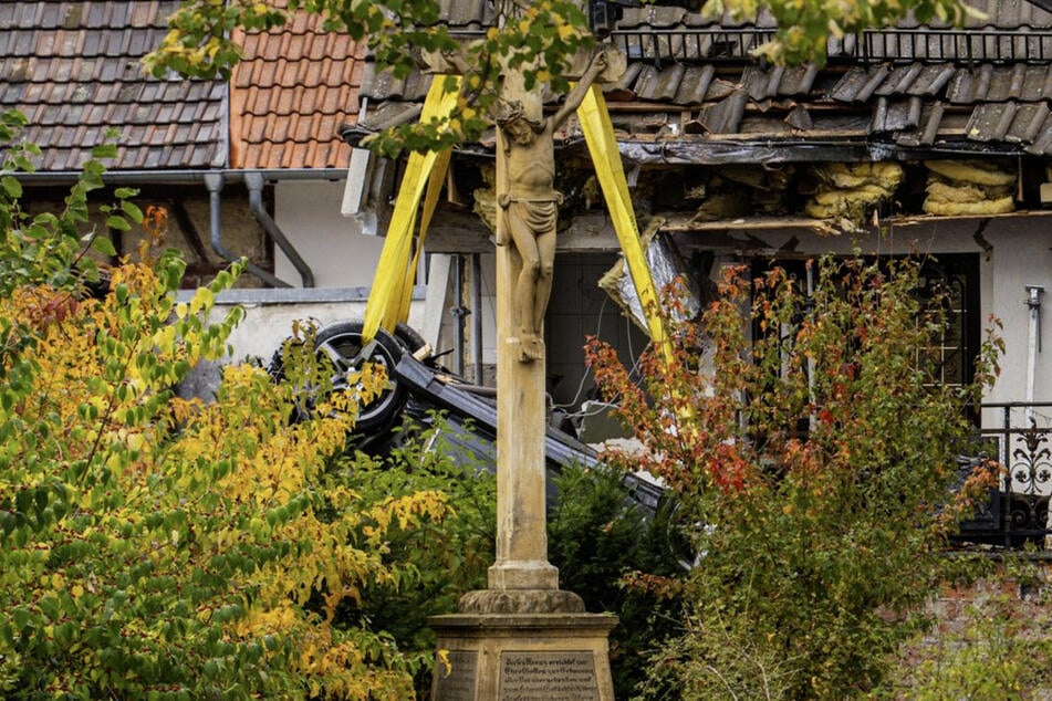 Die Frau wurde so schwer verletzt, dass sie noch an der Unfallstelle verstarb.