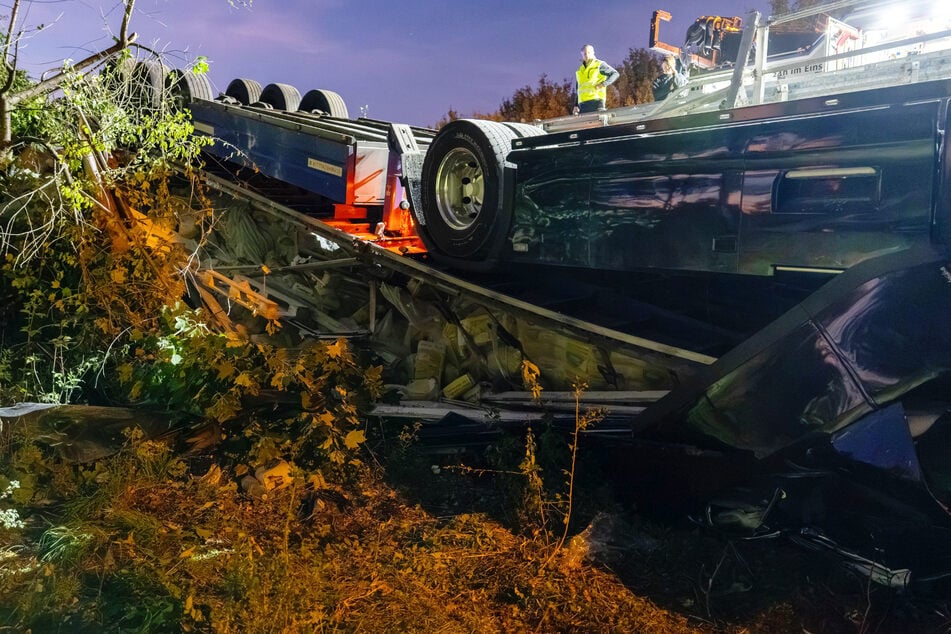 Sattelzug stürzt auf A45 Böschung hinunter: Fahrer (†38) stirbt eingeklemmt im Führerhaus