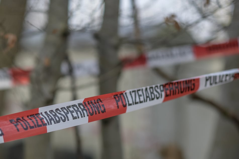 Die Polizei musste den Umkreis eines Wohnhauses evakuieren, weil ein Mann eine Sprengung androhte. (Symbolbild)