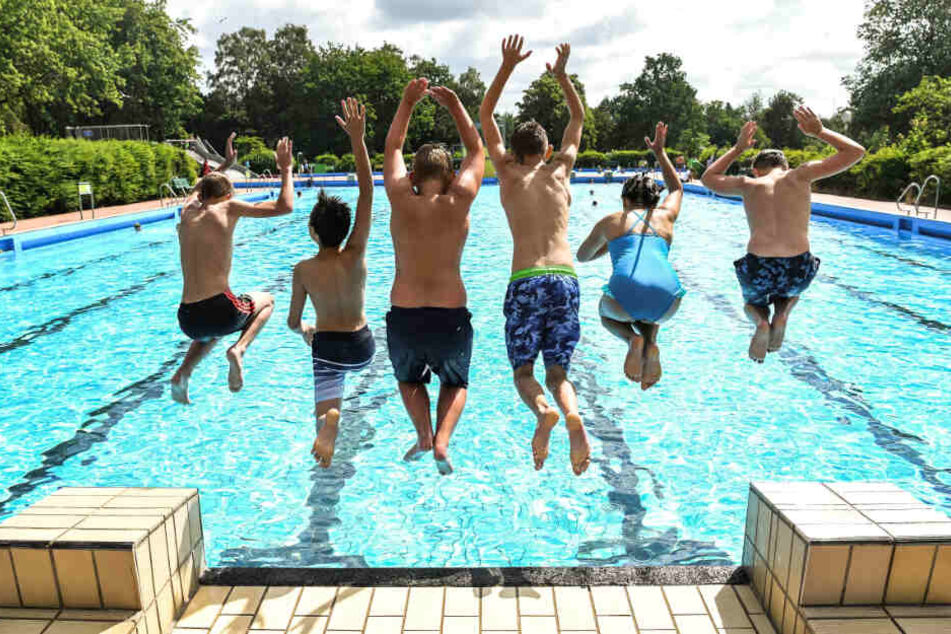 Der Sprung ins kühle Nass wird in Bremen für Kinder und Jugendliche günstiger. (Archivbild)