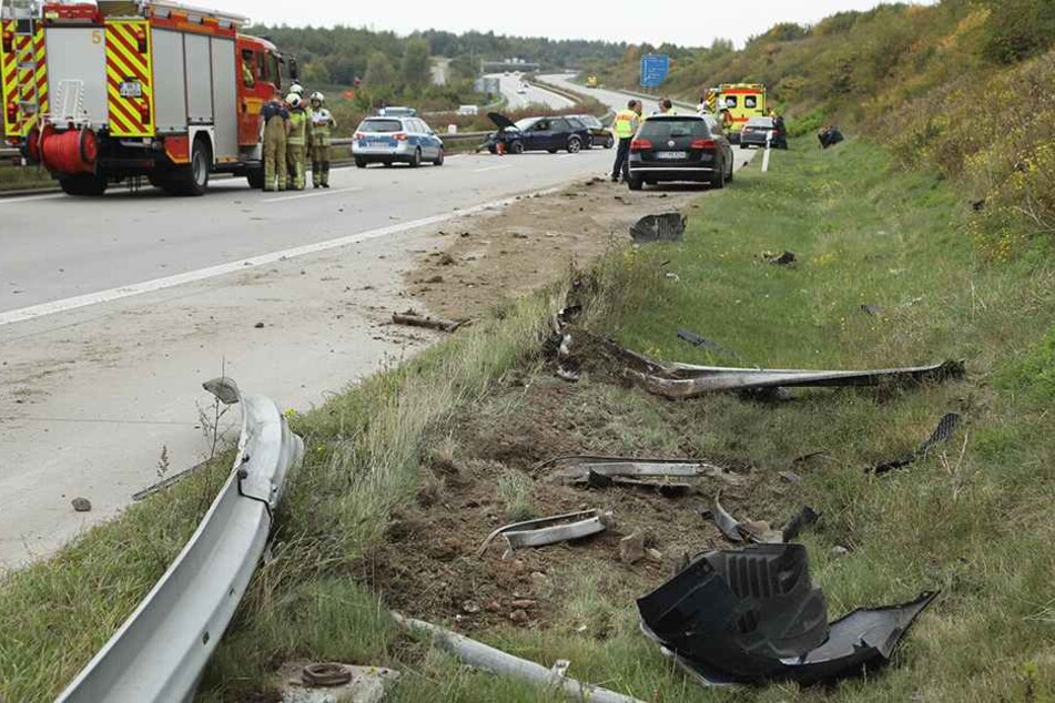 Die Leitplanke nahm der Mazda mit, ehe er auf der A17 zum Stehen kam.