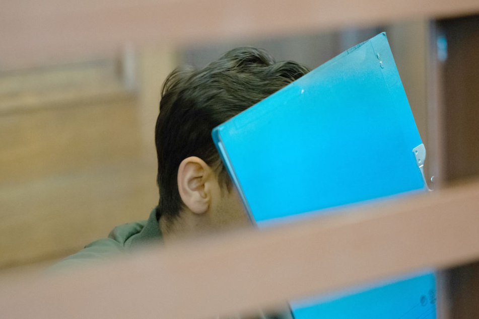 Der syrische Angeklagte (19) versteckte zu Prozessbeginn sein Gesicht hinter einem Schnellhefter.