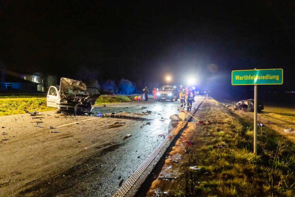 Die B455 bei Friedberg glich nach dem Crash einem Trümmerfeld.