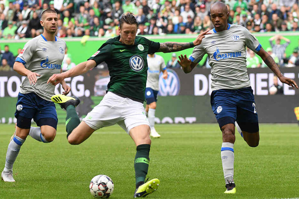 Wolfsburgs Wout Weghorst (Mitte) verzieht seinen Schuss. Schalkes Innenverteidiger Naldo (r.) und der später mit einem Platzverweis vom Feld geschickte Matija Nastasic (l.) können nicht mehr eingreifen.