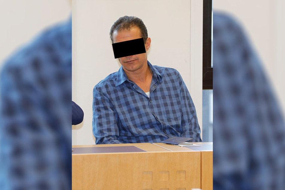 Das Amtsgericht Chemnitz stellte am Mittwoch das Verfahren gegen Autohändler Mamdouh O. (45) ein - er muss jedoch 3200 Euro an Pro-Asyl spenden.