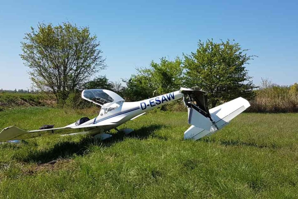 Das Leichtflugzeug wurde bei der Notlandung stark beschädigt.