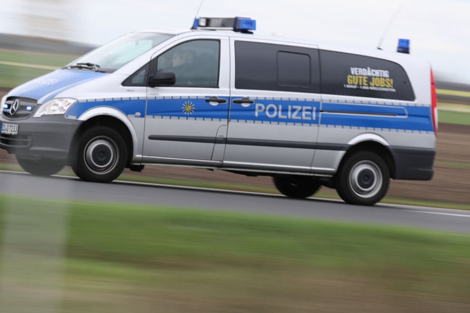 Ein Polizeiauto auf dem Weg zum Einsatz (Symbolbild).