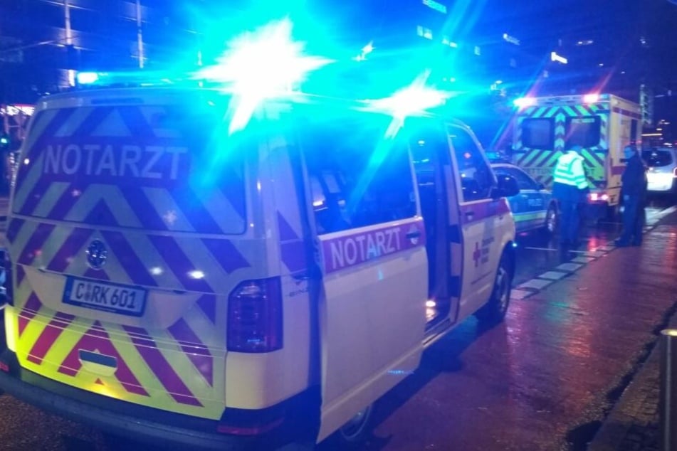 Krankenwagen und Polizei sind vor Ort.