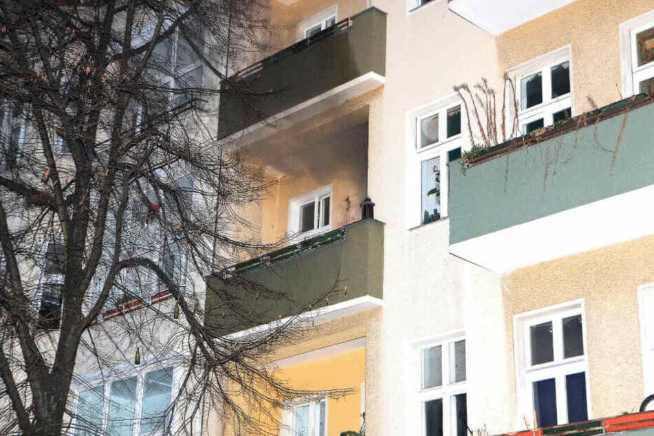 Rauch kommt aus der brennenden Wohnung.