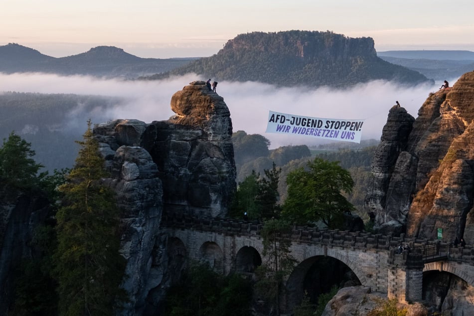 Linke Aktivisten kapern Wahrzeichen der Sächsischen Schweiz: "AfD-Jugend stoppen!"