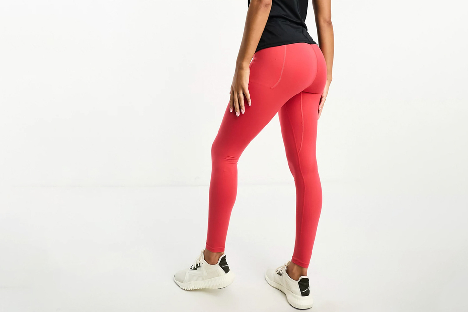 Bei ASOS findest Du die bequeme Under Amour Leggings mit besonders hohem Stretchanteil.