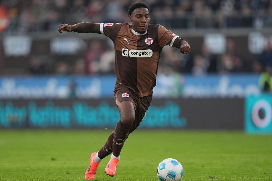 St.-Pauli-Stürmer Oladapo Afolayan (27) macht Anfeindungen im Netz öffentlich.