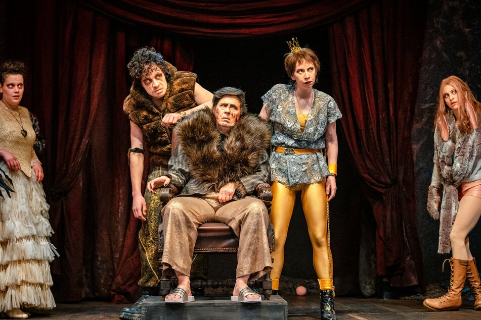 Linia von Kries (Kind, die junge Henne), Alexander Ganz-Kuhl (Braun, der Bär), Susanne Stein (Löwe, der König), Saniia Bludova (Rückenau, die Äffin), Charlotte Hovenbitzer (Lampe, der Hase).