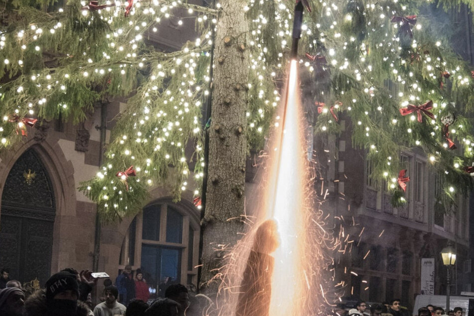 Die Rakete des Anwohners explodierte auf einem anderen Balkon und verursachte einen Schaden im hohen fünfstelligen Bereich. (Symbolfoto)