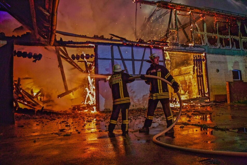 Feuerwehrleute beim Löschen des Brandes.